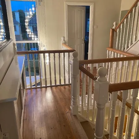 Quiet Luxury Walk To The Sea Couette-café Galway